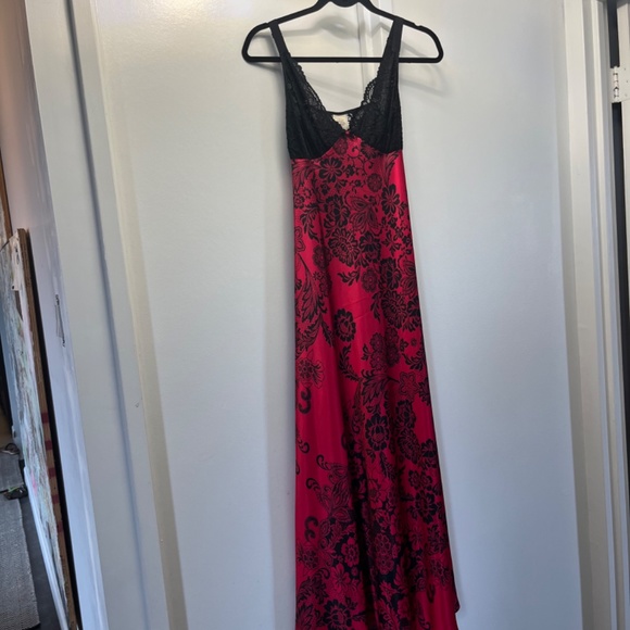 In Bloom (S) maxi sleep dress in red & black satin. - Picture 15 of 16